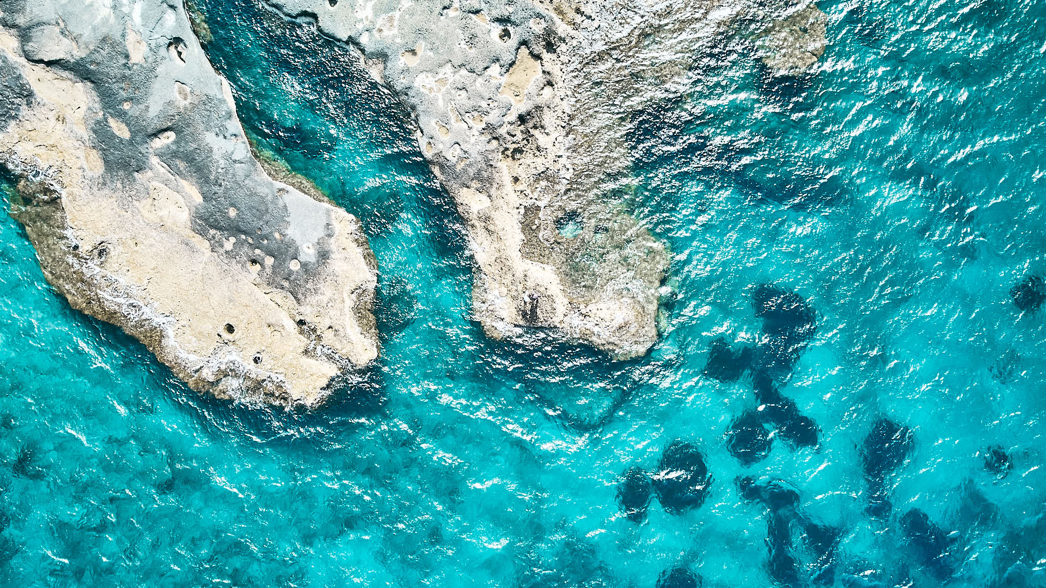 超乎想像的驚嘆｜MILOS 米洛斯島｜翠綠海水、純白岩層、秘境海灘