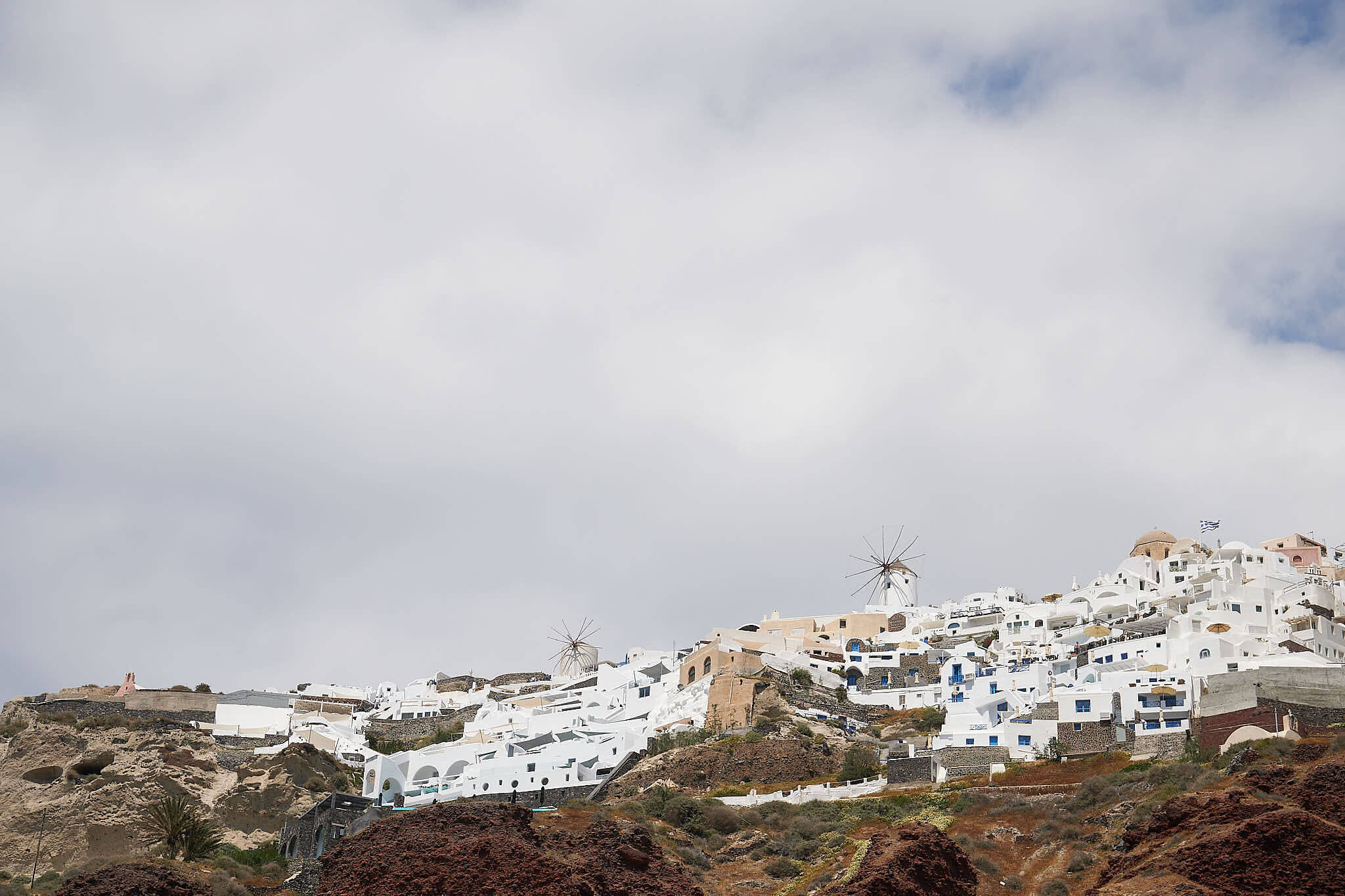 Greece 希臘｜Amoudi Bay｜風景如畫的紅色懸崖、白色建築、藍色大海