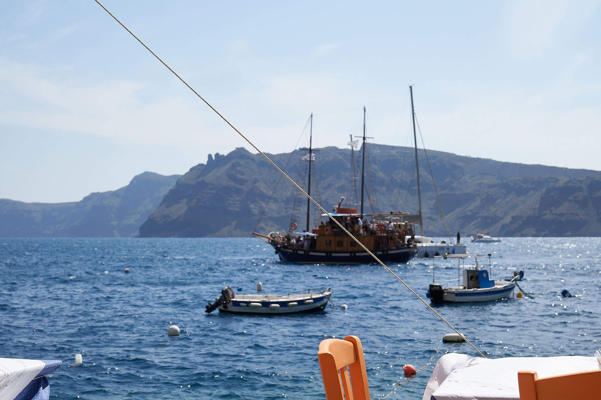 Greece 希臘｜Amoudi Bay｜風景如畫的紅色懸崖、白色建築、藍色大海