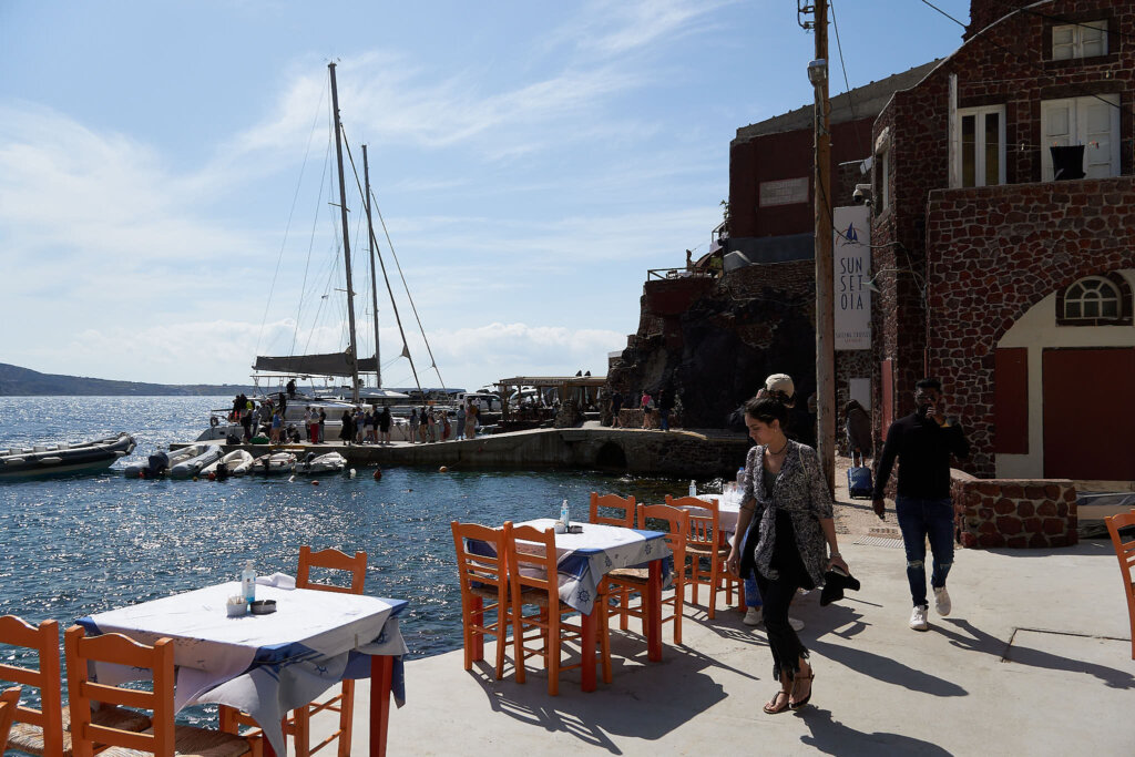 聖托里尼｜Amoudi Bay｜火山口海灣、港口、海鮮濱海餐館都在這