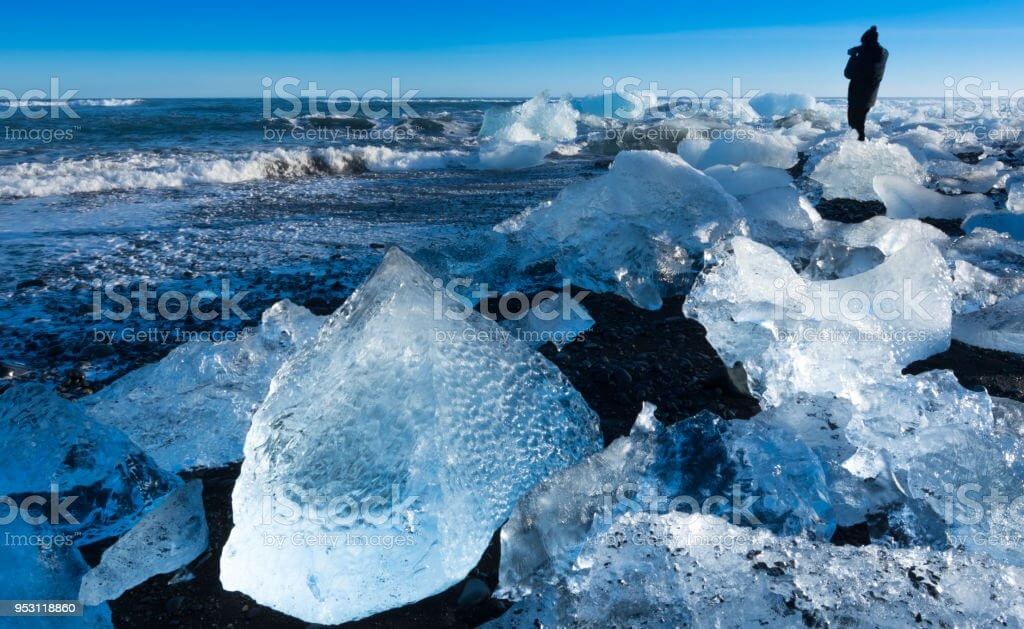 Article114 ice float on diamond beach icela