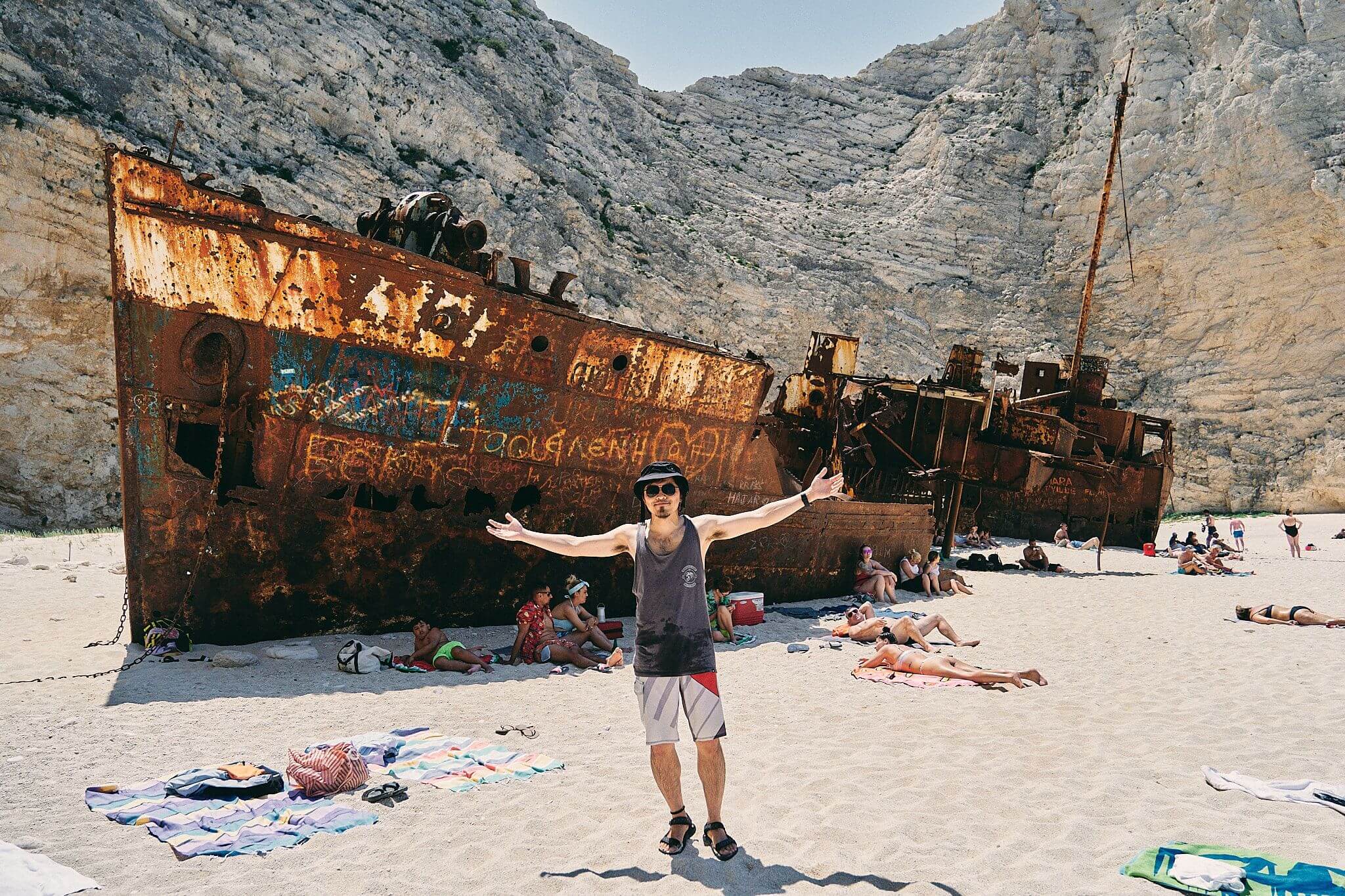 Greece 希臘｜沉船灣 Navagio ⎈ Shipwreck Beach｜湛藍清澈的避世絕景｜來當傑克船長探險此處吧！