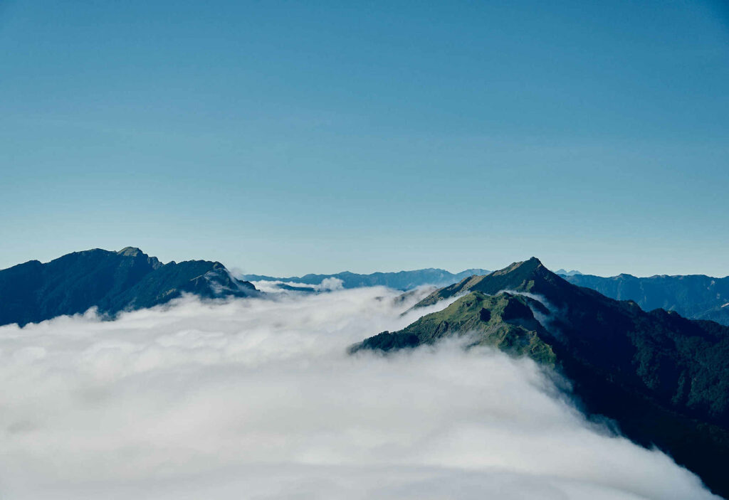 奇萊南華極致百岳美景｜黃金草原、仙境雲瀑｜申請、難度、行程全攻略